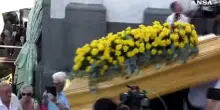L'ultimo saluto a Peppino di Capri, la bara in Piazzetta tra gli applausi
