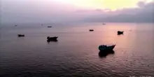 Tensione su Hormuz, nuovi raid americani sull'Iran