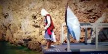 Un "tuffo della fede" in omaggio ad Assassin's Creed in Sardegna