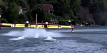 Incendio a Fontainebleau, i Canadair prendono acqua nella Senna