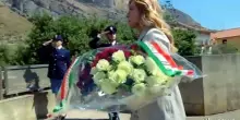 Meloni depone un mazzo di fiori alla stele dedicata a Falcone