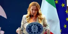 Meloni allo svelamento dell'auto di Falcone: un'emozione tagliente