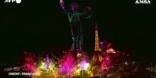 Parigi, spettacolo di fuochi d'artificio e droni per il 14 luglio