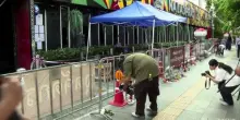 Bangkok, fiori davanti al bar andato a fuoco: bilancio morti sale a 30