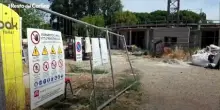 "Non ci pagano da mesi". Operaio sale sulla gru per protesta