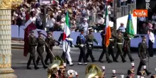 Il Tricolore italiano sfila alla parata militare a Parigi per la festa del 14 Luglio