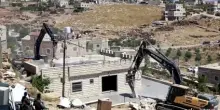 Cisgiordania, bulldozer israeliani demoliscono una casa palestinese