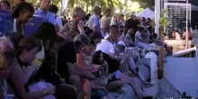 Coreografie di droni e fasci di luce a Nizza 10 anni dopo l'attentato