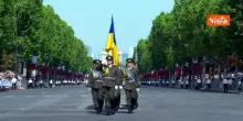 Militari ucraini sfilano a Parigi per la parata del 14 luglio