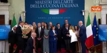 Lollobrigida dona alla premier un enorme mazzo di rose a premiazione Maestri della cucina