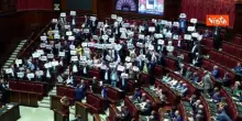 Legge elettorale, bagarre in Aula prima del voto. I cartelli delle opposizioni: "Meloni ha fallito"