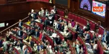 Protesta opposizione con cartelli in Aula, Commessi Camera costretti a ritirarli in pi&ugrave; volte