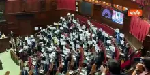 Bagarre in Aula prima del voto su legge elettorale, i cartelli delle opposizioni "Meloni ha fallito"