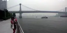 Il fumo degli incendi canadesi avvolge lo skyline di New York