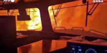 Canada, un treno circondato da un violento incendio boschivo