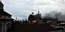 Incendio in un palazzo vicino alla Rinascente a Milano: vigili sul posto