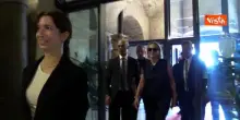 Sharon Stone e Gualtieri in Campidoglio affacciati dal balcone con vista Fori Imperiali