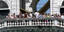 Venezia, rimossi i graffiti comparsi sul ponte di Rialto: denunciati tre turisti