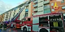 Incendio in grande palazzo a Milano, un morto e due intossicati