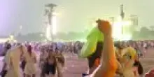 Sospeso il concerto di Bad Bunny a Milano, 80mila fan sotto la tempesta di grandine