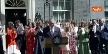 Standing ovation all'arrivo di Keir Starmer alla sua ultima conferenza stampa da Primo ministro