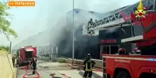 Incendio in attivit&agrave; commerciale nel Palermitano, le operazioni di spegnimento