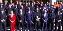 Sanchez riceve Nazionale spagnola a Palazzo della Moncloa, la foto di gruppo con la Coppa del Mondo