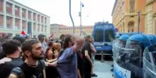 Scontri tra manifestanti e polizia: idranti sugli antagonisti