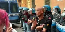 Tafferugli al presidio per Fakir a Bologna, lancio di bomba carta e cariche