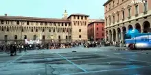 La piazza per Fakir si infiamma a Bologna, scontri tra manifestanti e agenti