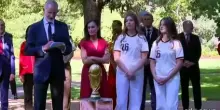 Madrid accoglie i campioni del mondo, dai reali poi il bagno di folla