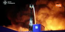 Guerra Ucraina, raid russi su Sumy, in fiamme un grattacielo e un centro commerciale