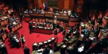 Senato, M5S occupa banchi governo per no giunta a chat Delmastro