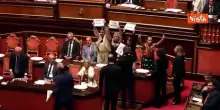 "Vergogna, vergogna", Senatori M5s occupano i banchi del Governo per caso Delmastro