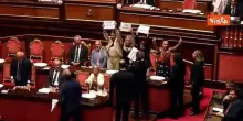 M5s occupa banchi Aula Senato per caso Delmastro, esposti i cartelli "Fuori le chat"