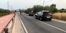 Investe con l'auto una coppia e poi accoltella a morte ragazzo