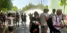 Tirana, idranti sui manifestanti davanti al Parlamento