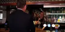 Andy Burnham festeggia il taglio delle tasse al pub con birra in mano