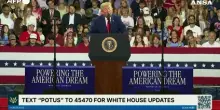Al comizio di Trump in Georgia un uomo lo imita alle sue spalle: il video diventa virale