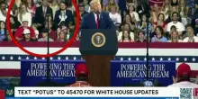 Trump in Georgia, alle sue spalle un sostenitore lo imita