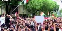 India, a Mumbai la protesta degli studenti del "Partito popolare delle blatte"