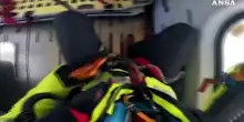 Monte Bianco, cordata di alpinisti colpita da sassi: un ferito