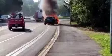 Paura a Reggio Emila, un&rsquo;auto prende fuoco improvvisamente: conducente illesa