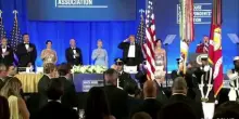 Trump alla cena dei corrispondenti scherza su un altro mandato