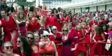 Kate Bush, centinaia in rosso ballano sul porto di Folkestone