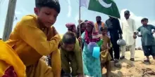 Villaggi allagati in Pakistan, gli abitanti fuggono in barca