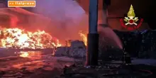 Incendio in un'isola ecologica nel Milanese, vigili del fuoco in azione