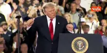 L'iconica Trump dance del Presidente Usa sulle note di Ymca a un comizio in Michigan