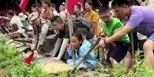 Turisti cinesi partecipano alla rievocazione della Lunga Marcia di Mao