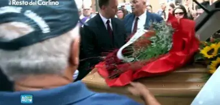 Funerali di Monica Esposito, il feretro lascia l&rsquo;abbazia tra gli applausi della folla